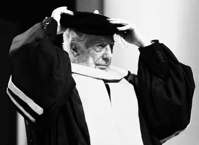 Hombre sujeta sobrero que indica grado académico.
