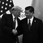 Donald Trump y Xi King Ping dandose la mano en una reunión protocolar.