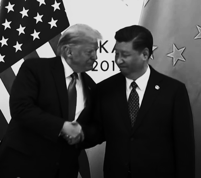 Donald Trump y Xi King Ping dandose la mano en una reunión protocolar.